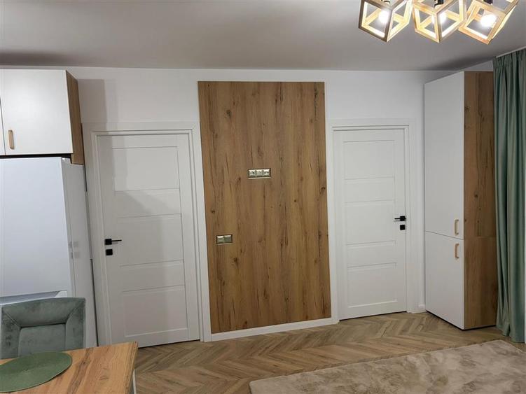 Apartament cu 3 camere decomandat în Exterior Vest