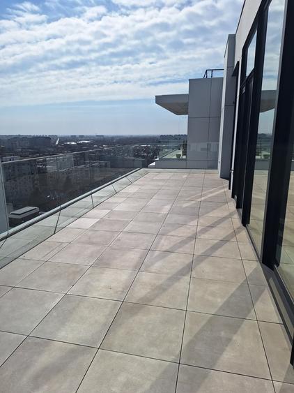 Penthouse cu 4 camere semidecomandat în 13 Septembrie