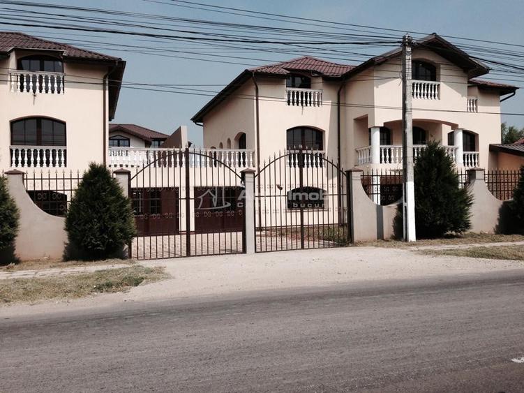 Casă cu 9 camere cu Teren 280 Mp în Petrești