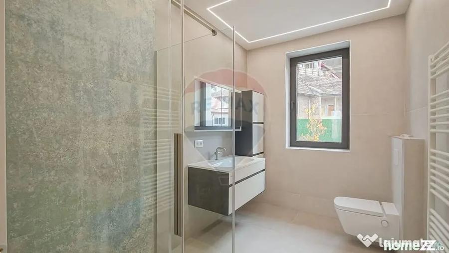 Casă cu 7 camere cu Teren 601 Mp în Schei