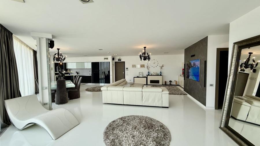 Penthouse cu 3 camere nedecomandat, mobilat în Tomis Nord