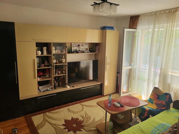Apartament cu 3 camere semidecomandat în Crihala