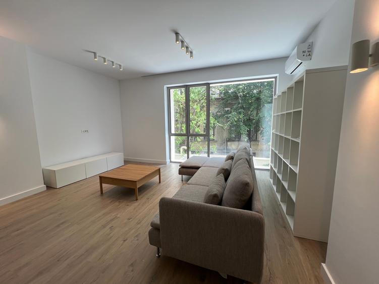 Apartament cu 4 camere semidecomandat în Armeneasca