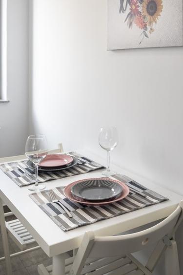 Apartament cu 2 camere semidecomandat, mobilat în Mihai Bravu