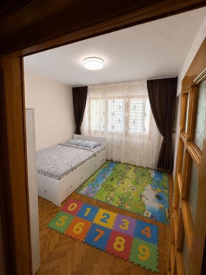 Apartament cu 4 camere semidecomandat în Central