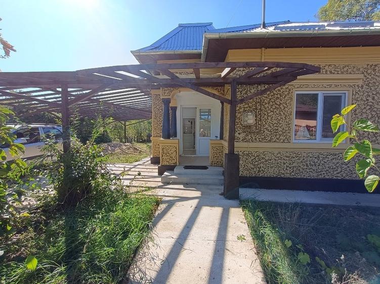 Casă individuală cu 5 camere cu Teren 9000 Mp în Icoana