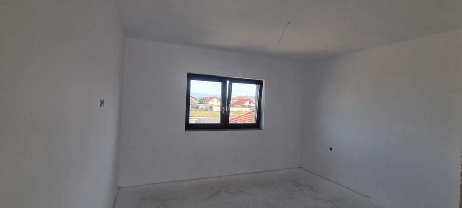 Casă individuală cu 4 camere cu Canalizare în Cristian