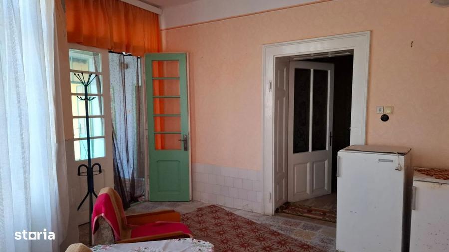 Casă cu 3 camere cu Teren 3600 Mp în Central