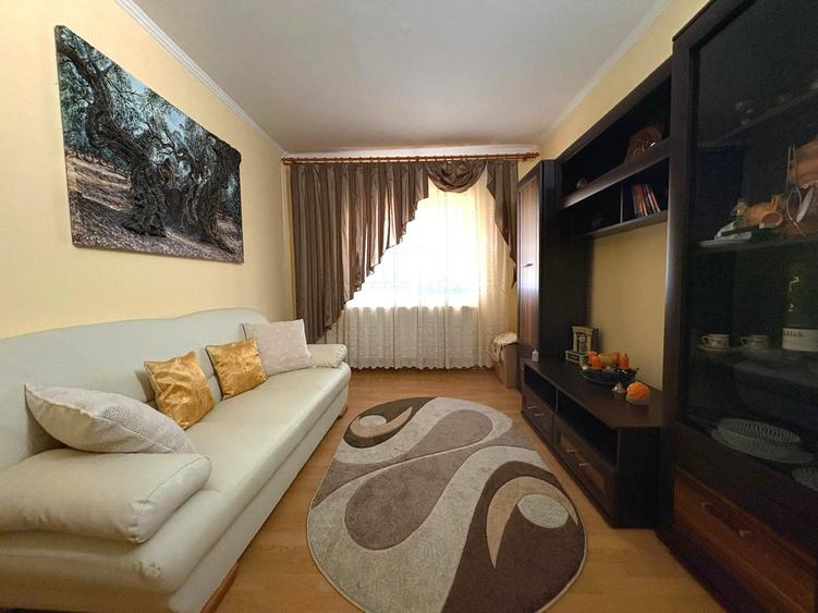 Apartament cu 3 camere decomandat în Est
