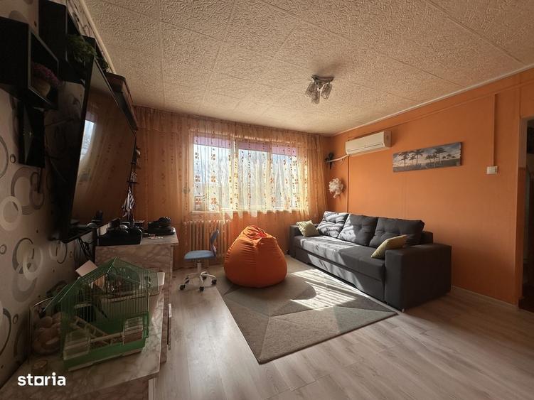 Apartament cu 3 camere semidecomandat în Cina