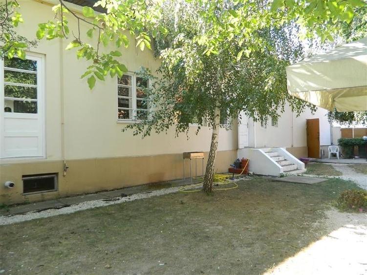 Casă cu 7 camere cu Canalizare în Lipovei
