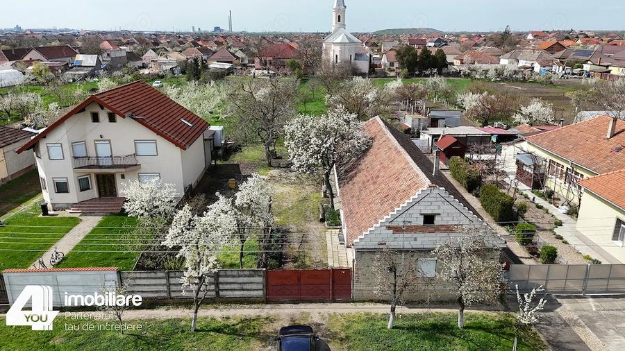 Casă cu 4 camere cu Teren 1737 Mp în Livada