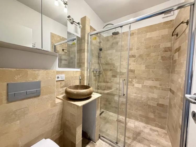 Apartament cu 3 camere semidecomandat în Central