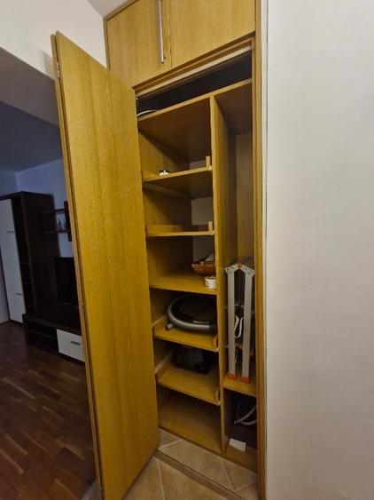 Apartament cu 3 camere semidecomandat, mobilat în 1 Mai