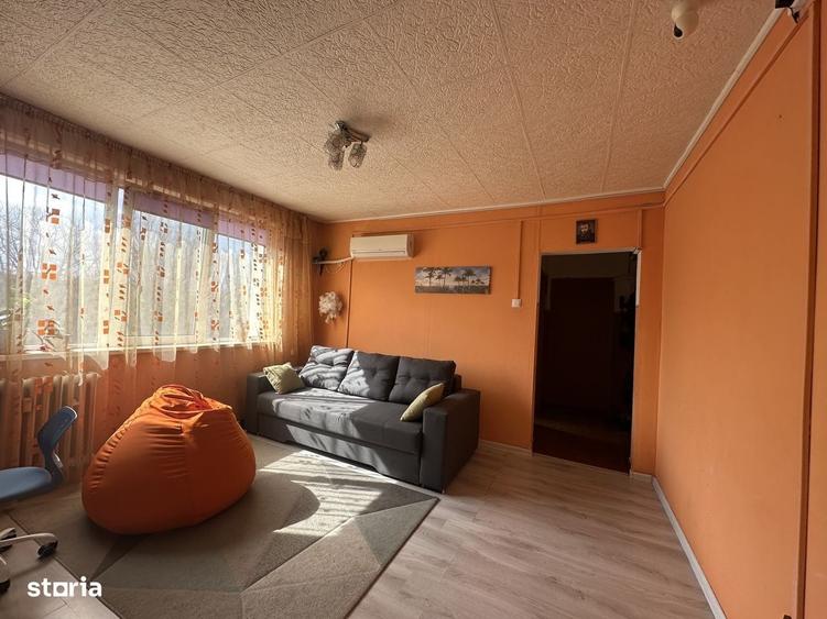 Apartament cu 3 camere semidecomandat în Cina