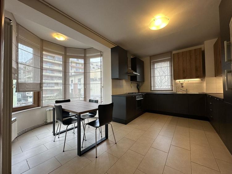 Apartament cu 4 camere decomandat, mobilat în Herăstrău