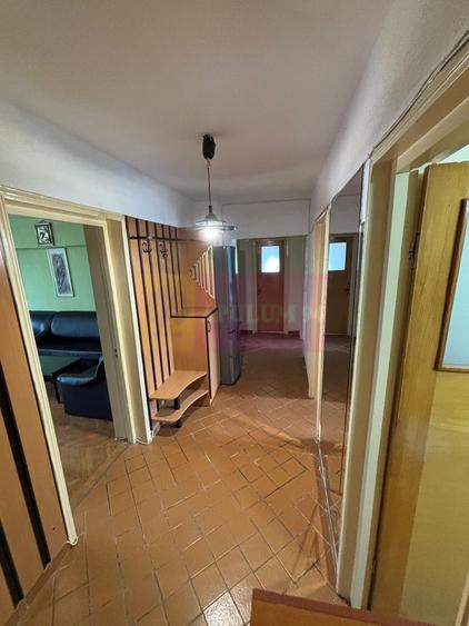 Apartament cu 3 camere decomandat, mobilat în Decebal