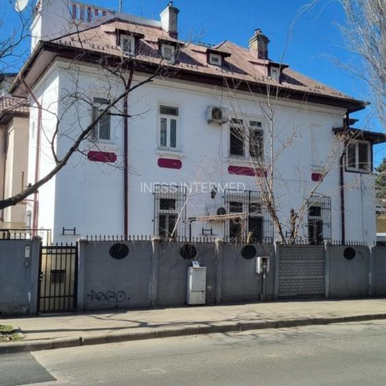 Casă cu 4 camere în Barbu Văcărescu