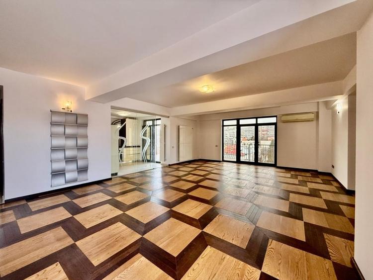 Penthouse cu 4 camere decomandat în Aviatorilor