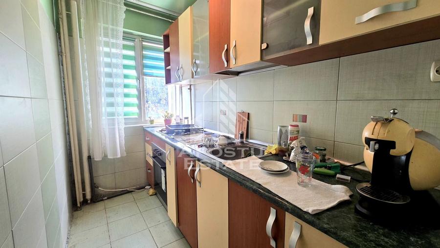 Apartament cu 3 camere semidecomandat, mobilat în Dacia