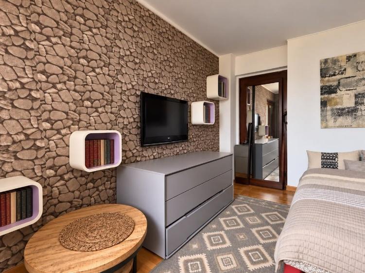 Apartament cu 3 camere semidecomandat, mobilat în Lujerului