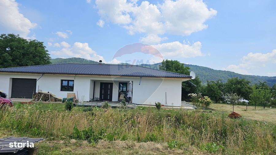 Casă cu 4 camere în Vânători-Neamț