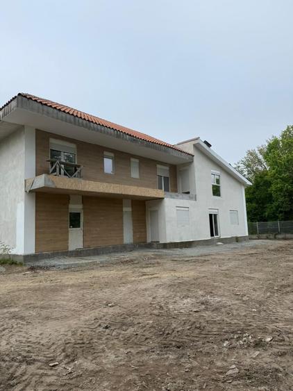 Casă cu 7 camere cu Canalizare în Central