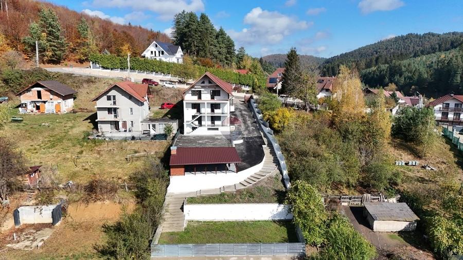 Casă individuală cu 15 camere cu Teren 750 Mp în Brebina