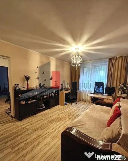 Apartament cu 3 camere semidecomandat în Rahova