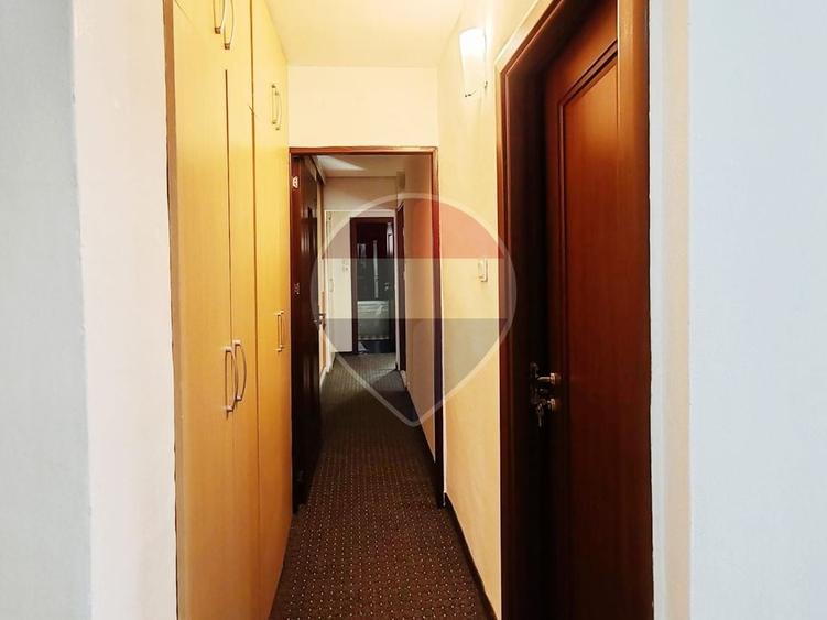 Apartament cu 3 camere semidecomandat, mobilat în Rogerius