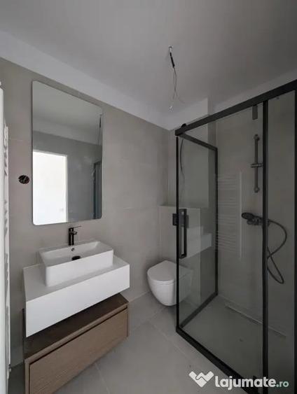 Apartament cu 3 camere semidecomandat în Florești