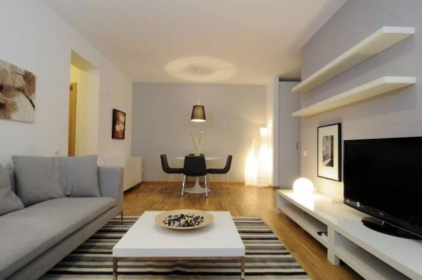 Apartament cu 3 camere semidecomandat, mobilat în Băneasa