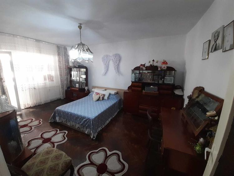 Apartament cu 4 camere decomandat în Criș