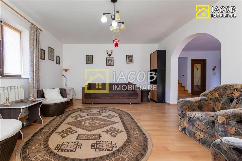 Casă individuală cu 5 camere cu Canalizare în Sud