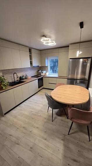 Apartament cu 3 camere decomandat în Zorilor
