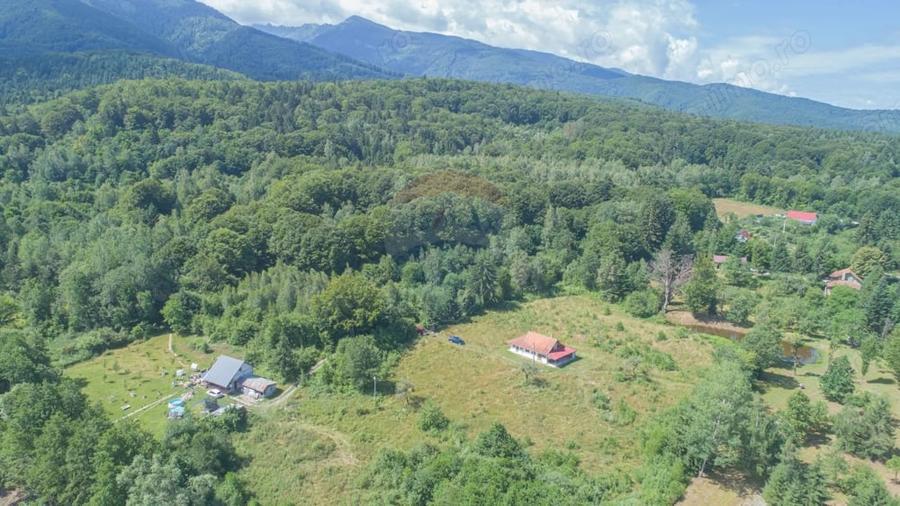 Casă cu Teren 8100 Mp în Ucea
