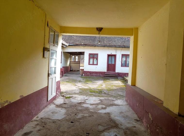 Casă cu 4 camere cu Teren 1697 Mp în Central