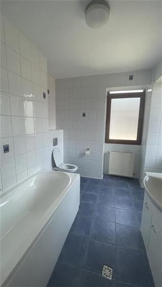 Casă individuală cu 8 camere cu Garaj în Tei