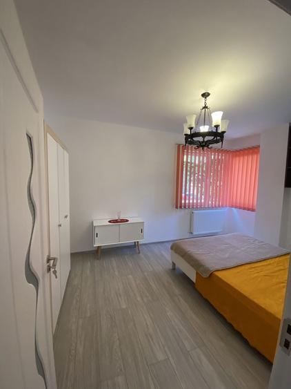 Apartament cu 3 camere semidecomandat în Dâmbul Rotund