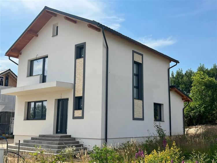 Casa cu 4 camere 5 ari teren - 1