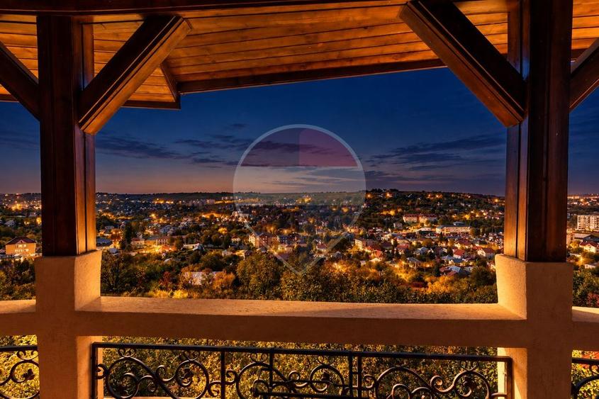Casă individuală cu 9 camere cu Teren 1025 Mp în Bucium