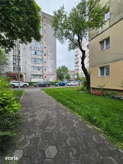 Apartament cu 3 camere semidecomandat în Dacia