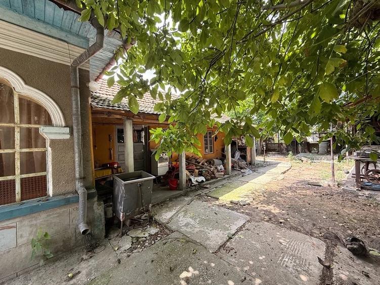 Casă cu 3 camere cu Teren 1833 Mp în Pârșcoveni