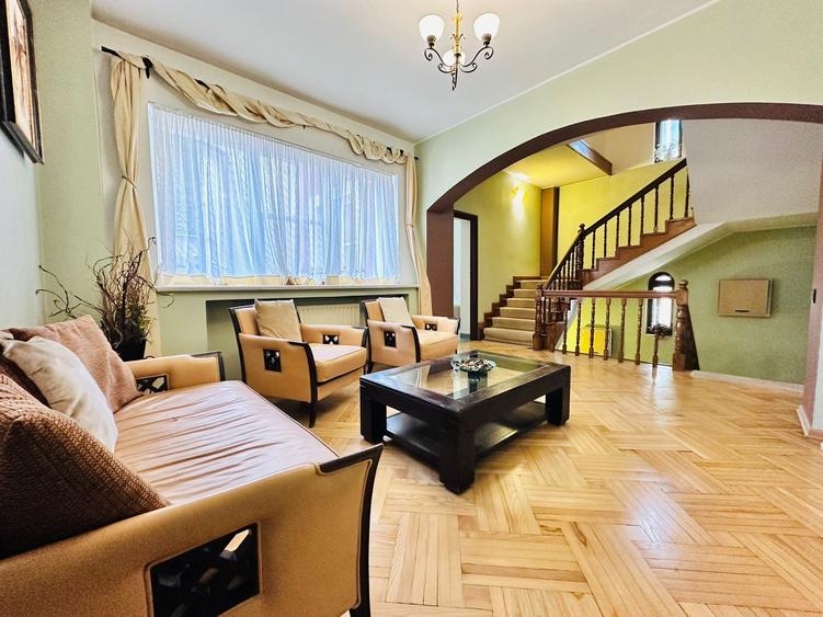 Casă individuală cu 8 camere cu Canalizare în Romană