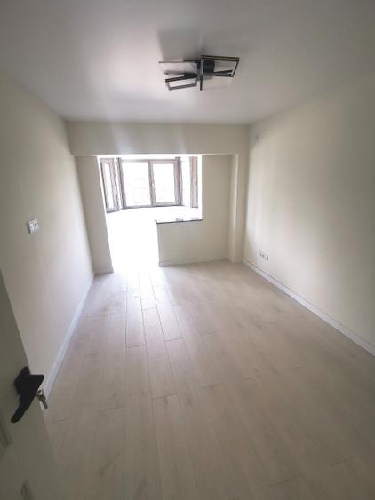 Apartament cu 3 camere decomandat în Piața Centrală