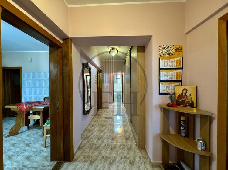 Casă individuală cu 7 camere cu Canalizare în Coiciu