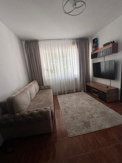 Apartament cu 3 camere semidecomandat, mobilat în Central