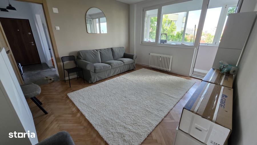 Apartament cu 3 camere semidecomandat în Tei