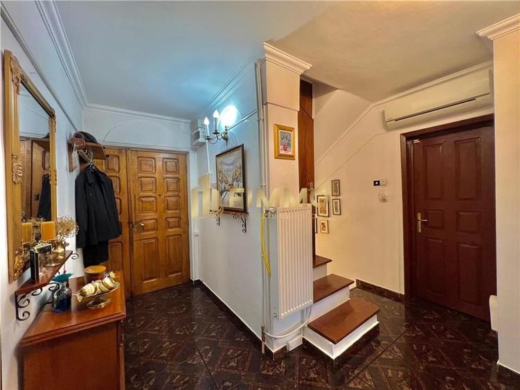 Casă individuală cu 9 camere cu Canalizare în Central