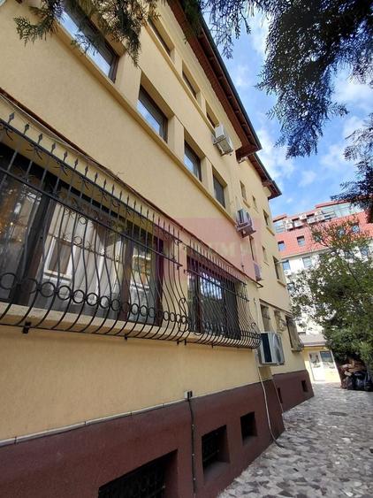 Casă individuală cu 20 camere cu Canalizare în Cotroceni